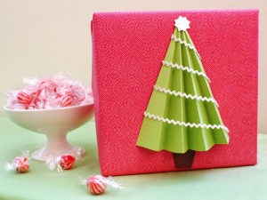 original_Morgan-Levine-tree-gift-wrap-beauty_s4x3.jpg.rend.hgtvcom.1280.960